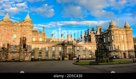 Der Palace of Holyroodhouse, gemeinhin als Holyrood Palace, die offizielle Residenz des britischen Monarchen in Schottland, Edinburgh, Schottland. Stockfoto