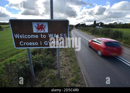 Ein Welcome to Wales Zeichen in der Nähe von Llangue in Monmouthshire, Süd-Ost-Wales. Wales könnte einer neuen nationalen Sperre unterstellt werden, da lokale Maßnahmen in Teilen des Landes möglicherweise nicht ausreichen, um die zunehmende Rate der Übertragung von Coronaviren in die Wintermonate zu unterdrücken. Stockfoto