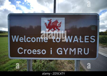 Ein Welcome to Wales Zeichen in der Nähe von Llangue in Monmouthshire, Süd-Ost-Wales. Wales könnte einer neuen nationalen Sperre unterstellt werden, da lokale Maßnahmen in Teilen des Landes möglicherweise nicht ausreichen, um die zunehmende Rate der Übertragung von Coronaviren in die Wintermonate zu unterdrücken. Stockfoto