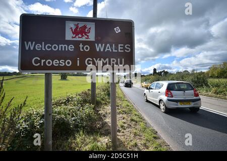 Ein Welcome to Wales Zeichen in der Nähe von Llangue in Monmouthshire, Süd-Ost-Wales. Wales könnte einer neuen nationalen Sperre unterstellt werden, da lokale Maßnahmen in Teilen des Landes möglicherweise nicht ausreichen, um die zunehmende Rate der Übertragung von Coronaviren in die Wintermonate zu unterdrücken. Stockfoto