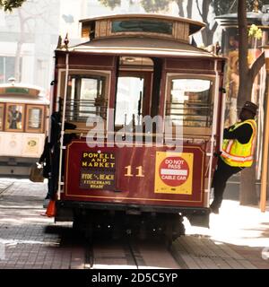 San Francisco, CA/USA - 1. 2. 2020: Stadt San Francisco, Cable Car, Powell und Market Stockfoto