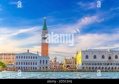 Venedig Stadtbild mit San Marco Becken der venezianischen Lagune Wasser, Riva degli Schiavoni Uferpromenade, Dogenpalast Palazzo Ducale und Campanile Glockenturm Gebäude, Region Venetien, Italien Stockfoto