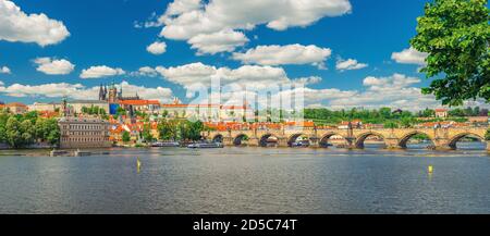 Panorama der Prager Altstadt mit Prager Burg, St. Veits Kathedrale in Hradcany Bezirk, Karlsbrücke Karluv meisten über Moldau. Panoramablick auf Prag, Tschechische Republik Stockfoto