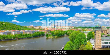 Panorama der Prager Altstadt mit Prager Burg, St. Veits Kathedrale, Hradcany Bezirk, grünen Hügeln und Moldau, blauer Himmel. Luftpanorama der Stadt Prag, Tschechische Republik Stockfoto