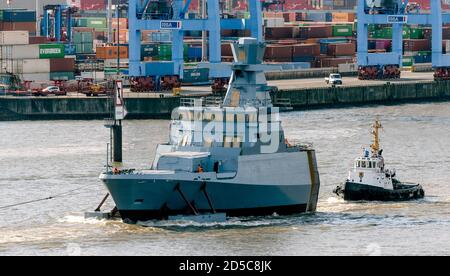 Hamburg, Deutschland. Oktober 2020. Das Vorschiff des 7. Bootes der Korvette K130-Klasse (auch nach dem Typenschiff Braunschweig-Klasse genannt), gebaut auf der Lürssen-Werft in Bremen, segelt auf der Elbe, bewegt durch einen Schlepper, in Richtung Blohm Voss-Werft. Quelle: Markus Scholz/dpa/Alamy Live News Stockfoto