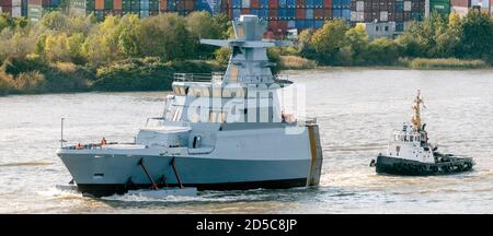 Hamburg, Deutschland. Oktober 2020. Das Vorschiff des 7. Bootes der Korvette K130-Klasse (auch nach dem Typenschiff Braunschweig-Klasse genannt), gebaut auf der Lürssen-Werft in Bremen, segelt auf der Elbe, bewegt durch einen Schlepper, in Richtung Blohm Voss-Werft. Quelle: Markus Scholz/dpa/Alamy Live News Stockfoto