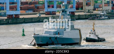 Hamburg, Deutschland. Oktober 2020. Das Vorschiff des 7. Bootes der Korvette K130-Klasse (auch nach dem Typenschiff Braunschweig-Klasse genannt), gebaut auf der Lürssen-Werft in Bremen, segelt auf der Elbe, bewegt durch einen Schlepper, in Richtung Blohm Voss-Werft. Quelle: Markus Scholz/dpa/Alamy Live News Stockfoto