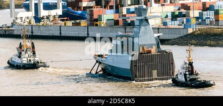 Hamburg, Deutschland. Oktober 2020. Das Vorschiff des 7. Bootes der Korvette K130-Klasse (auch Braunschweiger Klasse nach dem Typschiff genannt), gebaut auf der Lürssen-Werft in Bremen, segelt auf der Elbe, bewegt von zwei Schleppern, in Richtung Blohm Voss-Werft. Quelle: Markus Scholz/dpa/Alamy Live News Stockfoto