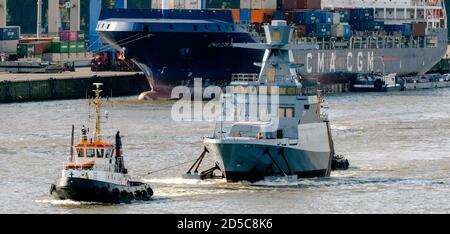 Hamburg, Deutschland. Oktober 2020. Das Vorschiff des 7. Bootes der Korvette K130-Klasse (auch nach dem Typenschiff Braunschweig-Klasse genannt), gebaut auf der Lürssen-Werft in Bremen, segelt auf der Elbe, bewegt durch einen Schlepper, in Richtung Blohm Voss-Werft. Quelle: Markus Scholz/dpa/Alamy Live News Stockfoto