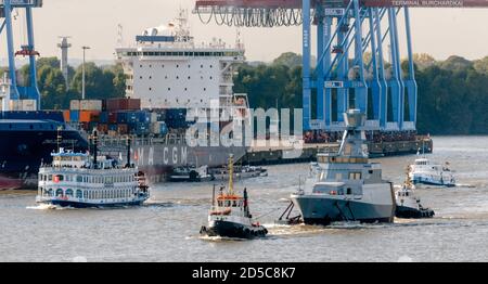 Hamburg, Deutschland. Oktober 2020. Das Vorschiff des 7. Bootes der Korvette K130-Klasse (auch Braunschweiger Klasse nach dem Typschiff genannt), gebaut auf der Lürssen-Werft in Bremen, segelt auf der Elbe, bewegt von zwei Schleppern, in Richtung Blohm Voss-Werft. Quelle: Markus Scholz/dpa/Alamy Live News Stockfoto