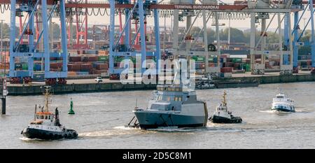 Hamburg, Deutschland. Oktober 2020. Das Vorschiff des 7. Bootes der Korvette K130-Klasse (auch Braunschweiger Klasse nach dem Typschiff genannt), gebaut auf der Lürssen-Werft in Bremen, segelt auf der Elbe, bewegt von zwei Schleppern, in Richtung Blohm Voss-Werft. Quelle: Markus Scholz/dpa/Alamy Live News Stockfoto