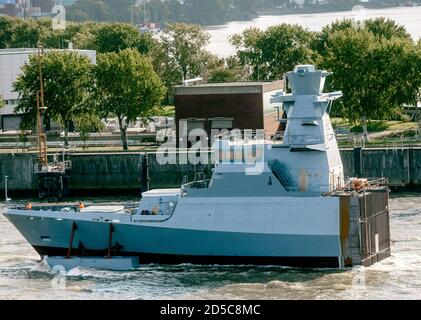 Hamburg, Deutschland. Oktober 2020. Das Vorschiff des 7. Bootes der Korvette K130 Klasse (auch Braunschweig Klasse genannt nach dem Typenschiff), gebaut auf der Lürssen Werft in Bremen, segelt auf der Elbe in Richtung Blohm Voss Werft. Quelle: Markus Scholz/dpa/Alamy Live News Stockfoto