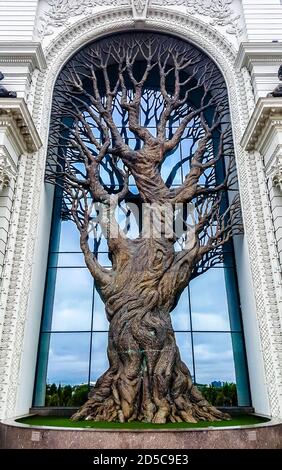 Schöner Baum als Dekoration des Hauses der Landwirtschaft (Tatarstan Department of Food and Agriculture) in Kasan, Russland Stockfoto