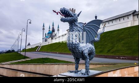 Skulptur von Zilant, einer legendären Kreatur, etwas zwischen einem Drachen und einem Wyvern auf dem Hintergrund der Kul-Sharif Moschee im Kasaner Kreml in Tatarsta Stockfoto