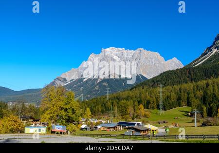 Zugspitze Alp höchster deutscher Berg im Herbst (Bayern, Deutschland). Blick von Ehrwald, Tirol, Österreich Stockfoto