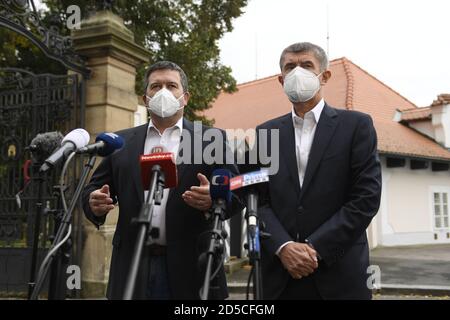 Lany, Tschechische Republik. Oktober 2020. Der tschechische Innenminister Jan Hamacek, links, und Premierminister Andrej Babis sprechen während einer Pressekonferenz nach einem Treffen mit Präsident Milos Zeman über das Coronavirus am 13. Oktober 2020 in Lany, Tschechische Republik. Kredit: Ondrej Deml/CTK Foto/Alamy Live Nachrichten Stockfoto