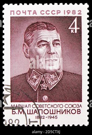 MOSKAU, RUSSLAND - 28. SEPTEMBER 2020: Briefmarke gedruckt in der Sowjetunion gewidmet Geburt 100 Jahre B.M. Schaposchnikow (1882-1945), Sowjetischer Militär Stockfoto