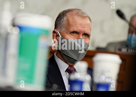 Washington, DC, USA. Oktober 2020. Senator Thom Tillis, ein Republikaner aus North Carolina, trägt eine Schutzmaske während einer Bestätigungsverhandlung des Justizausschusses des Senats in Washington, DC, USA, am Dienstag, den 13. Oktober 2020. Die Demokraten bekommen ihren ersten Riss bei der Befragung von Amy Coney Barrett heute während ihrer Bestätigungsverhandlung am Obersten Gerichtshof der USA, wo sie planen, sich darauf zu konzentrieren, wie sie das Gericht in eine konservativere Richtung bewegen könnte, in Fragen wie Gesundheitsversorgung und Abtreibung. Fotograf: Foto von Stefani Reynolds/Pool/Sipa USA Kredit: SIPA USA/Alamy Live News Stockfoto