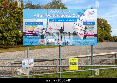 Alton Wasserreservoir See, Suffolk, England, UK Willkommensschild zum Alton Watersports Centre Stockfoto