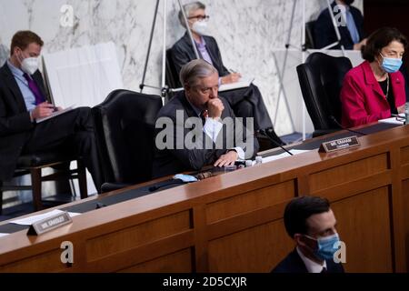 Washington, DC, USA. Oktober 2020. Der Vorsitzende des Ausschusses, Senator Lindsey Graham (R-SC), räumt sich die Kehle auf, als er Richter Amy Coney Barrett fragt: Die von US-Präsident Donald Trump ernannt wurde, um Ruth Bader Ginsburgs Sitz am Obersten Gerichtshof der USA zu besetzen, stellte Fragen während ihrer Bestätigungsverhandlung vor der Bestätigungsverhandlung des Justizausschusses des Senats auf dem Kapitol am 13. Oktober 2020 in Washington, DC. (Foto: Brendan Smialowski/Pool/Sipa USA) Quelle: SIPA USA/Alamy Live News Stockfoto