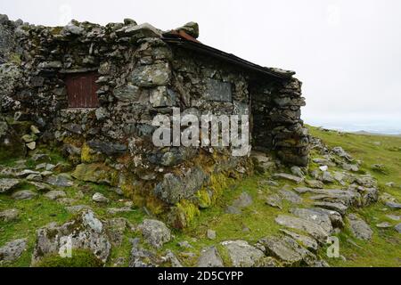 Unterschlupf knapp unter dem Gipfel des Foel Grach Snowdonia North Wales Stockfoto