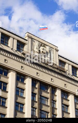 MOSKAU, RUSSLAND - 1. Oktober 2016. Staatsduma der Russischen Föderation. Fragment der Fassade mit der Flagge und dem Emblem der Sowjetunion. Stockfoto