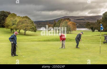 Kenmare, Kerry, Irland. Oktober 2020. Rentner, Paul Paddy O' Sullivan, werden während ihres wöchentlichen Golfspiels im Kenmare Golf Club, Co. Kerry auf dem 15. Green putten. - Credit; David Creedon / Alamy Live News Stockfoto