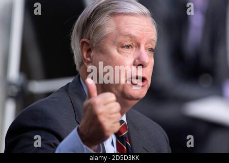 Washington, DC, USA. Oktober 2020. Der Vorsitzende des Ausschusses, Senator Lindsey Graham (R-SC), fragt Richterin Amy Coney Barrett: Die von US-Präsident Donald Trump ernannt wurde, um Ruth Bader Ginsburgs Sitz am Obersten Gerichtshof der USA zu besetzen, stellte Fragen während ihrer Bestätigungsverhandlung vor der Bestätigungsverhandlung des Justizausschusses des Senats auf dem Kapitol am 13. Oktober 2020 in Washington, DC. (Foto: Brendan Smialowski/Pool/Sipa USA) Quelle: SIPA USA/Alamy Live News Stockfoto