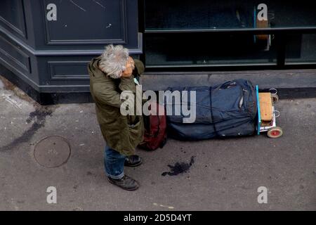 MANN AUF DEM BÜRGERSTEIG, DER SICH AUSRUHTE - PARIS ARMUT - PARIS STRASSENFOTOGRAFIE © F.BEAUMONT Stockfoto