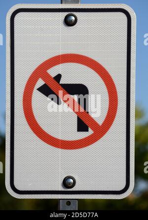 Ein Straßenschild in den Vereinigten Staaten weist Autofahrer darauf hin, dass an dieser Kreuzung keine Linksabbiegungen erlaubt sind. Stockfoto