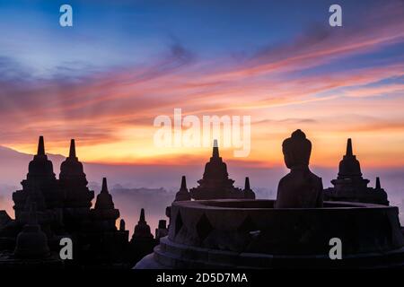 Buddha Statue bei Sonnenaufgang, Borobudur Tempel Komplex, Borobudur, Yogyakarta, Java, Indonesien Stockfoto