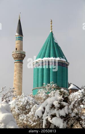 Konya Mevlana Museum, religiöses Gebäude, Green Minarett und Museum im Inneren. Mevlana Celaleddin-i Rumi ist eine sufi-Philosophin und mystische Lyrikerin des Islam. Stockfoto