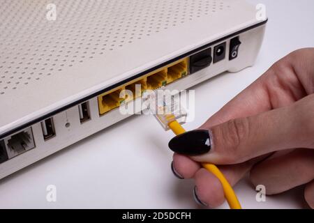 Internet-Modem und ethernet-Kabel Verbindung Netzwerk Stockfoto