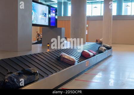 Dalaman, Türkei - Oktober 11 2020: YDA Dalaman Havalimani Flughafen. Koffer oder Gepäck mit Förderband im internationalen Flughafen. Gepäckausgabe Stockfoto