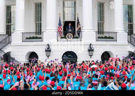 Unterstützer von US-Präsident Donald Trump, trägt rote MAGA Hüte, jubeln während einer Gesetz und Ordnung themed Kampagne Kundgebung auf dem South Lawn des Weißen Hauses 10. Oktober 2020 in Washington, DC. Stockfoto