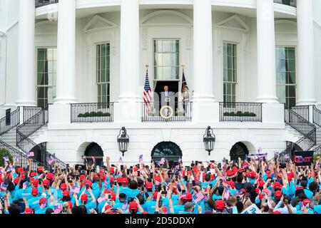 Unterstützer von US-Präsident Donald Trump, trägt rote MAGA Hüte, jubeln während einer Gesetz und Ordnung themed Kampagne Kundgebung auf dem South Lawn des Weißen Hauses 10. Oktober 2020 in Washington, DC. Stockfoto