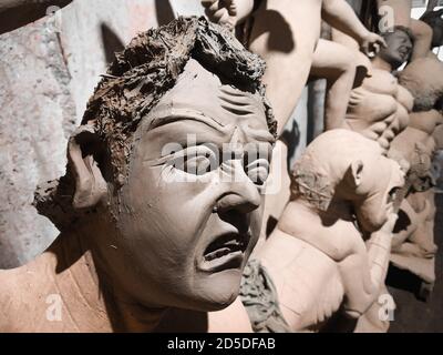 Ton Idol Herstellung in indien für Festival. Unvollendete Ton gott Idol für durga puja. Ton Skulptur für indien Festival oder fastival von indien. Stockfoto