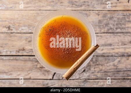 Kürbiscocktail im Glas auf blauem Hintergrund Stockfoto