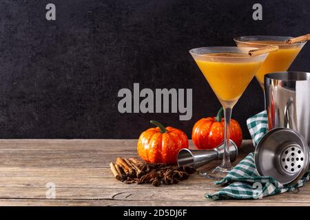 Kürbiscocktail im Glas auf blauem Hintergrund Stockfoto