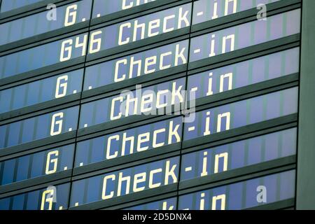 Auf dem Digital Display im Flughafen wird der Check-in in mehreren Zeilen nacheinander angezeigt. Stockfoto