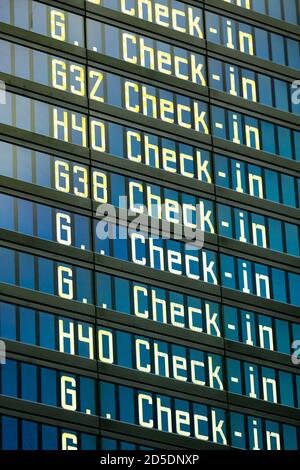 Auf dem Digital Display im Flughafen wird der Check-in in mehreren Zeilen nacheinander angezeigt. Stockfoto
