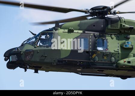 Ein taktischer Transporthubschrauber der finnischen Armee beim Royal International Air Tattoo (RIAT). Stockfoto