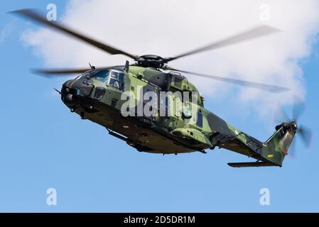 Ein taktischer Transporthubschrauber der finnischen Armee beim Royal International Air Tattoo (RIAT). Stockfoto