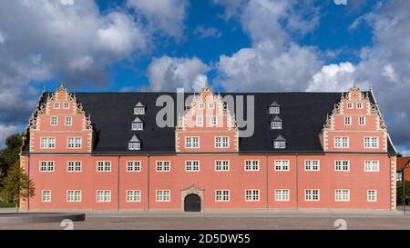 Wolfenbüttel Rüstkammer ist eines der historischen Gebäude in der Nähe des Stadtplatzes, neben dem mittelalterlichen Schloss. Das Äußere des Gebäudes wurde 2020 neu gestrichen. Stockfoto