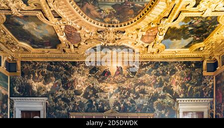 Venedig, Italien. Il Paradiso, oder Paradies. Ölgemälde von Tintoretto in der Kammer des Großen Rates im Palazzo Ducale oder Dogenpalast. Stockfoto