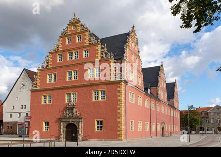 Wolfenbüttel Rüstkammer ist eines der historischen Gebäude in der Nähe des Stadtplatzes, neben dem mittelalterlichen Schloss. Das Äußere des Gebäudes wurde 2020 neu gestrichen. Stockfoto