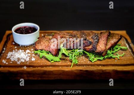 Nahaufnahme leckeres Roastbeef mit Salat an Bord serviert. Stockfoto