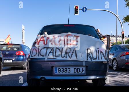 Madrid, Spanien, 12. oktober 2020. Ein Blick auf ein Fahrzeug mit einem politischen Banner während einer Auto Parade Protest gegen die spanische Regierung Umgang mit bedeckt Stockfoto