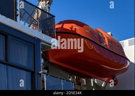 Nahaufnahme des Lebens Boot an Bord des Kreuzfahrtschiffes Stockfoto