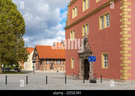 Wolfenbüttel Rüstkammer ist eines der historischen Gebäude in der Nähe des Stadtplatzes, neben dem mittelalterlichen Schloss. Das Äußere des Gebäudes wurde 2020 neu gestrichen. Stockfoto